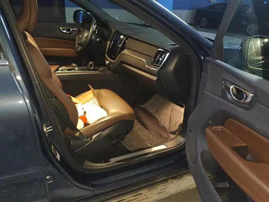 Volvo XC60 2023 B5 Luxury