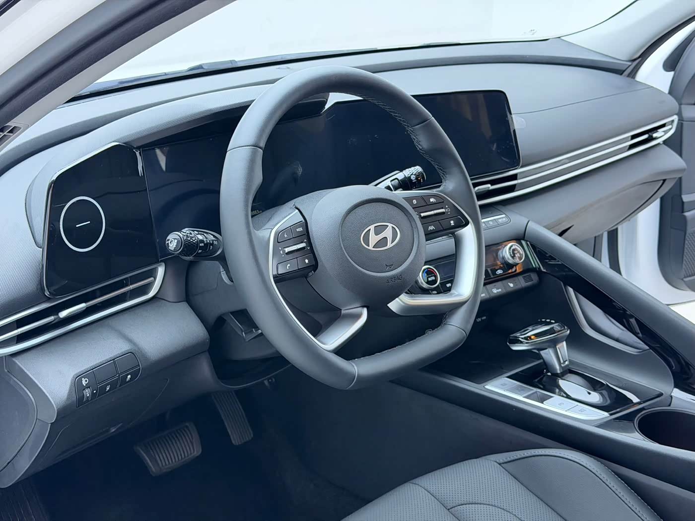 Hyundai Elantra 1.5 л 2023 г. Белый, пробег 18000 км