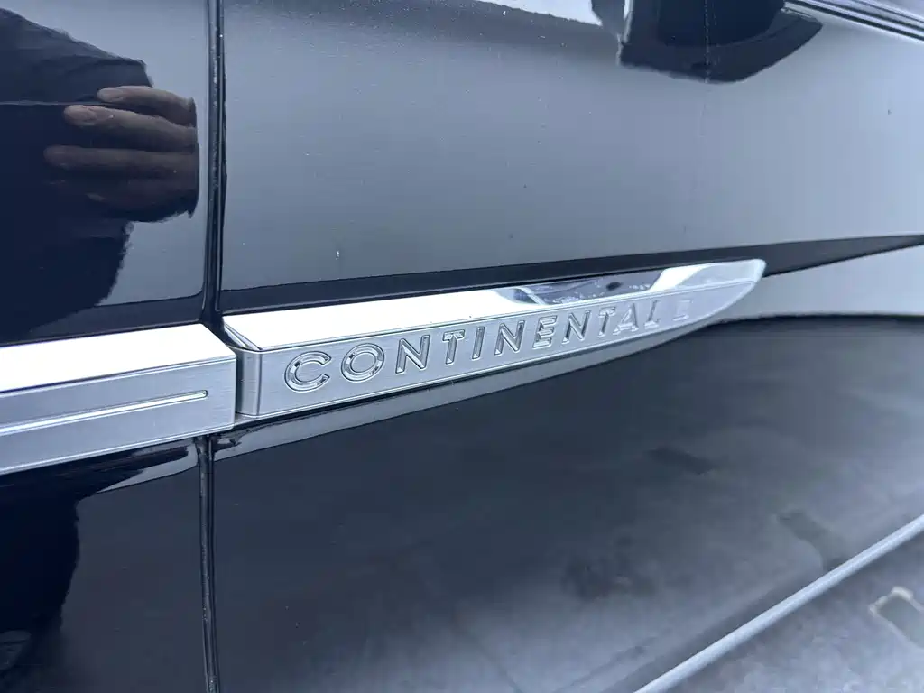 Lincoln Continental — миниатюра 32