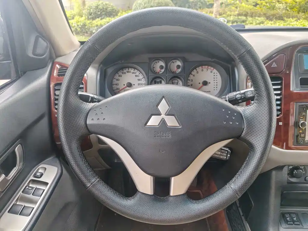 Mitsubishi Pajero — миниатюра 9