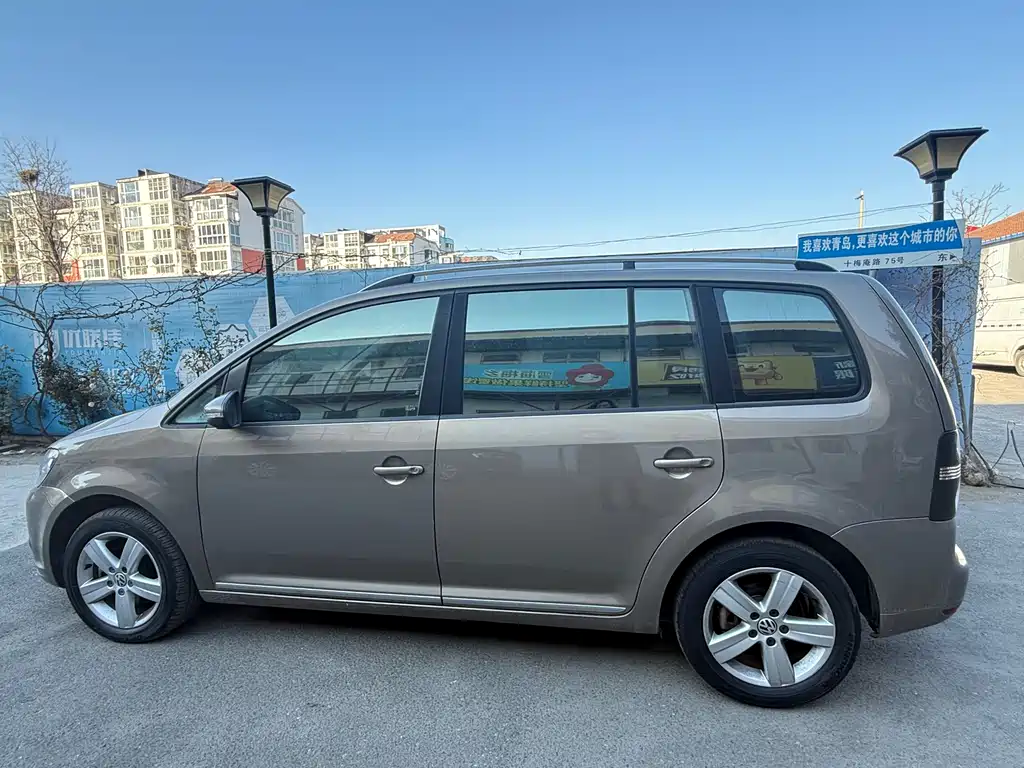 VOLKSWAGEN TOURAN