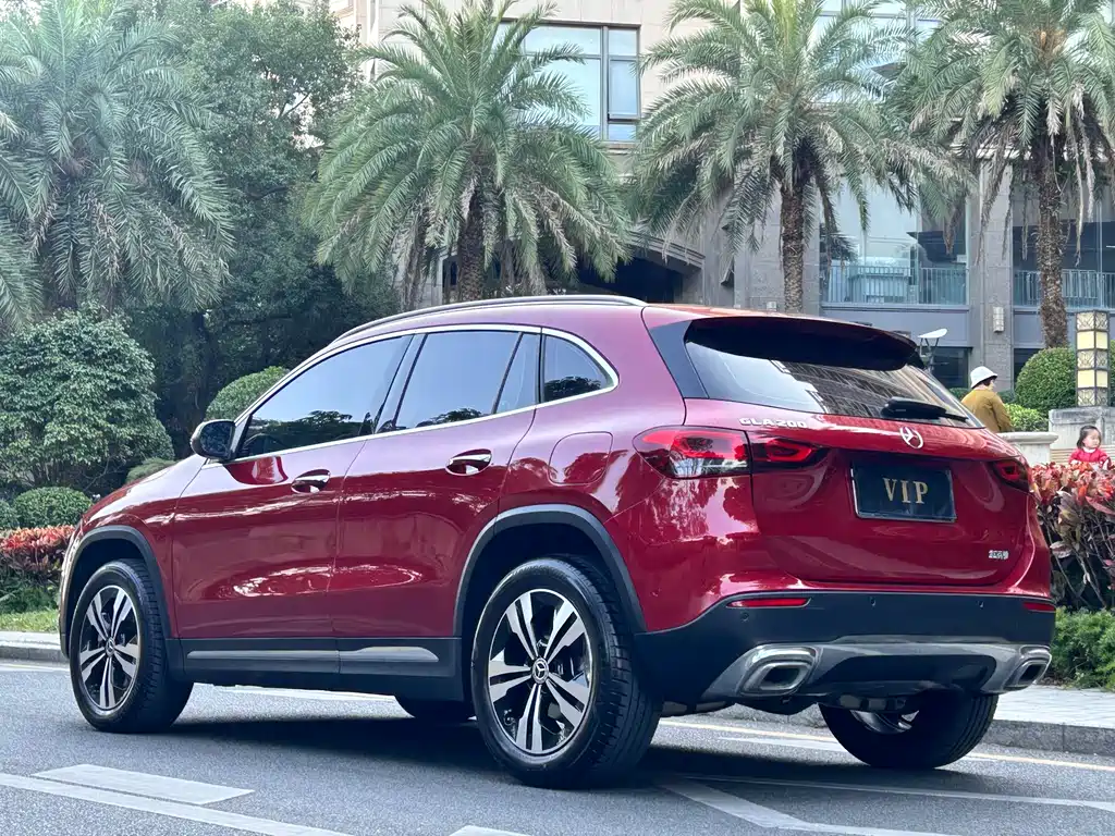 MERCEDES-BENZ GLA