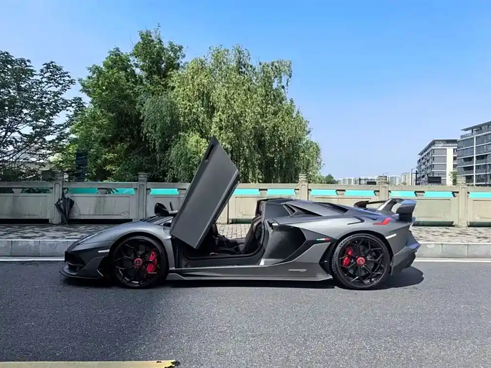 LAMBORGHINI AVENTADOR