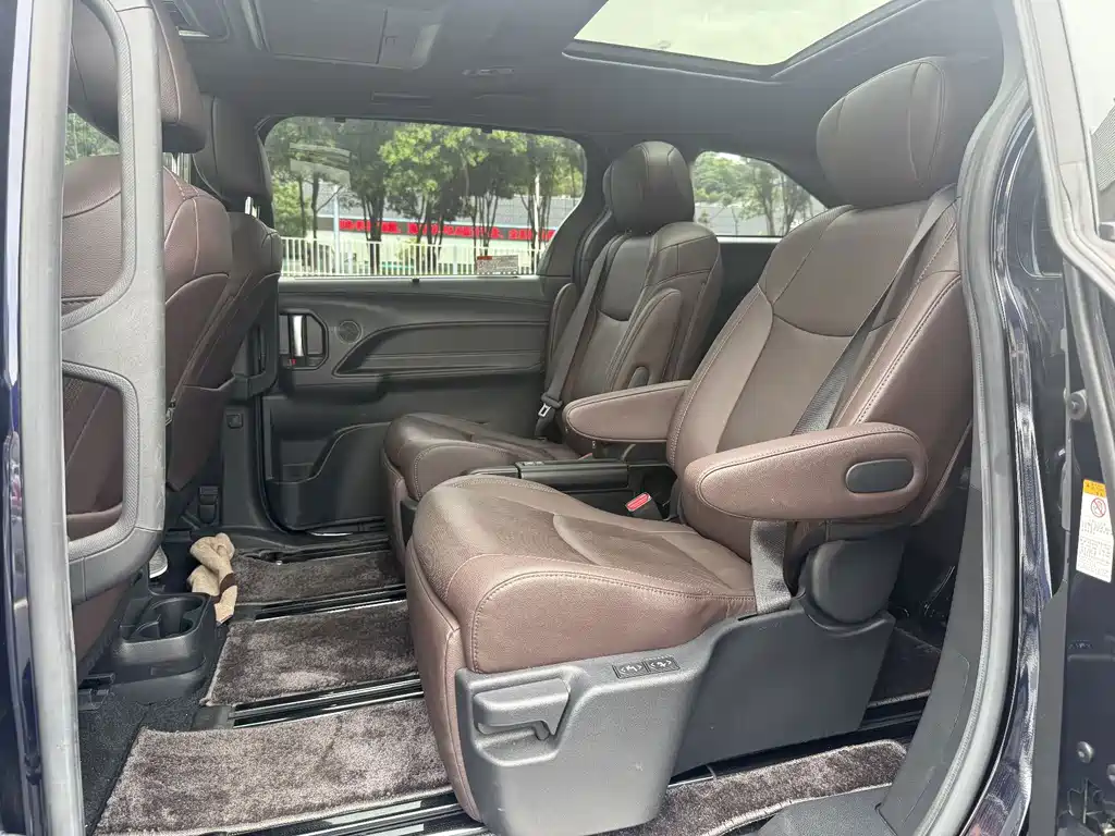 Toyota Sienna — миниатюра 17