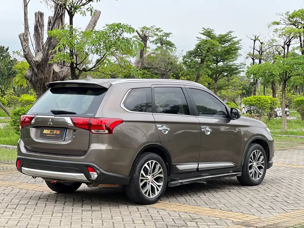 Mitsubishi Outlander 2016 2.4L Luxury 7 мест