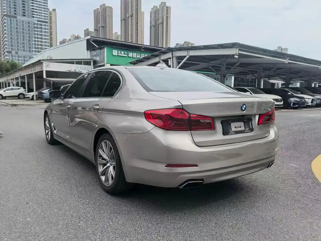 BMW 5 Series — миниатюра 9