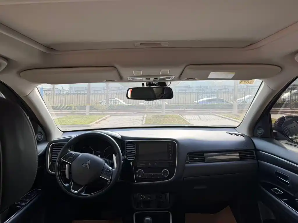 MITSUBISHI OUTLANDER