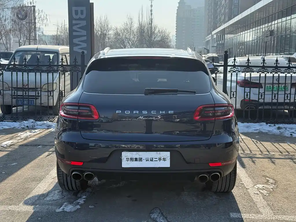 PORSCHE MACAN