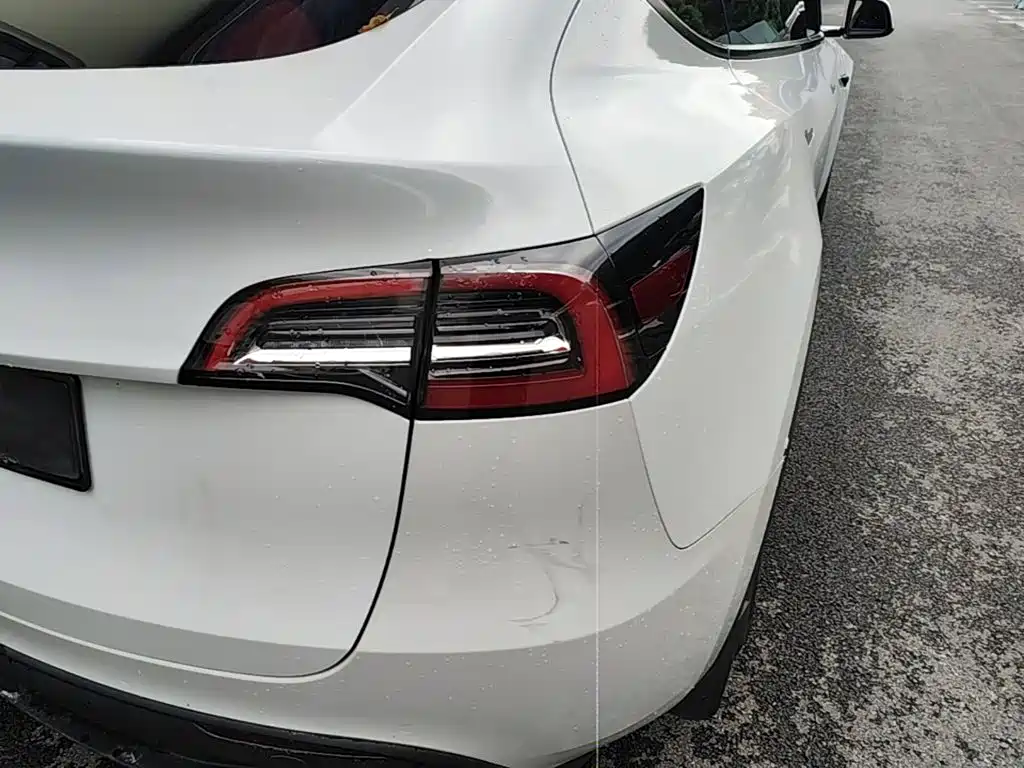 Tesla Model Y — миниатюра 8