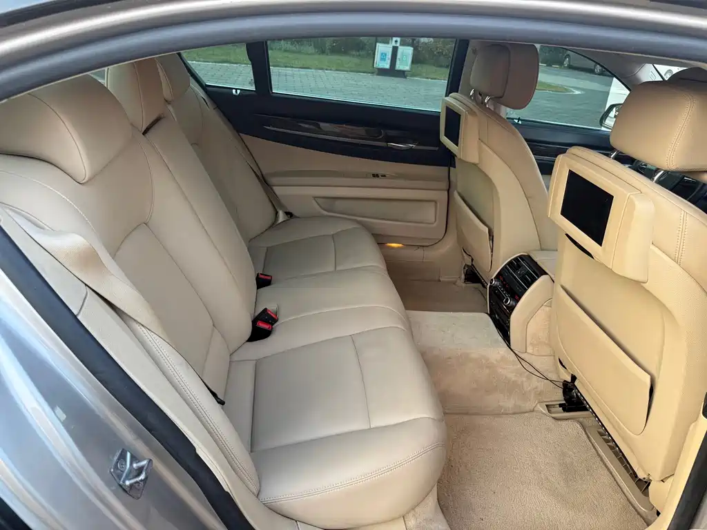 BMW 7 Series — миниатюра 14