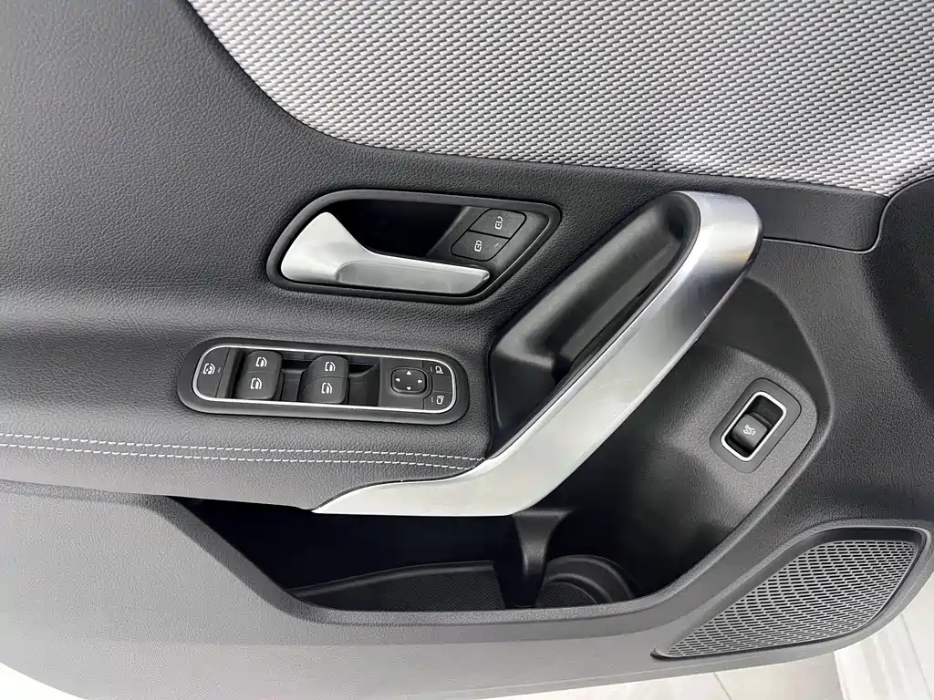 Mercedes-Benz A-Class — миниатюра 9