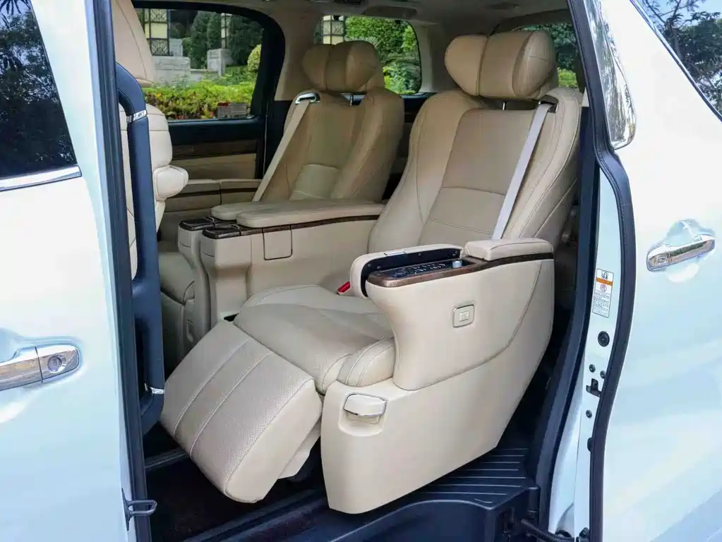 Toyota Alphard — миниатюра 10