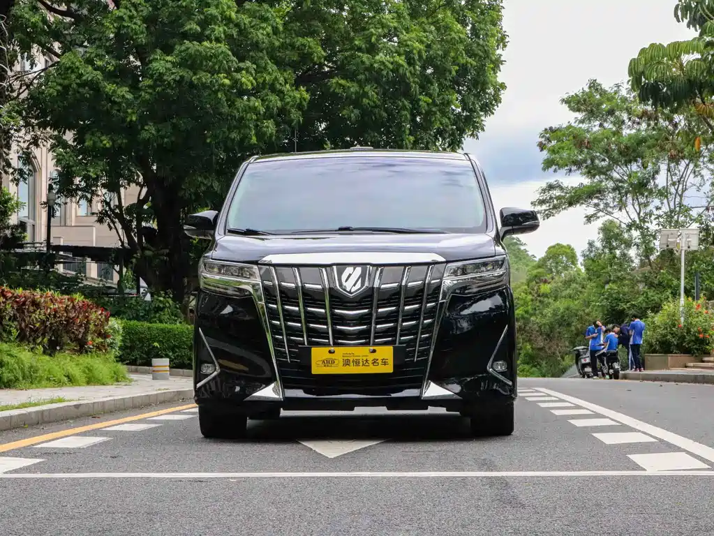 Toyota Alphard — миниатюра 3
