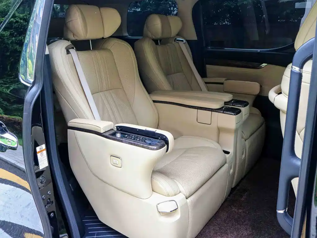 Toyota Alphard — миниатюра 6