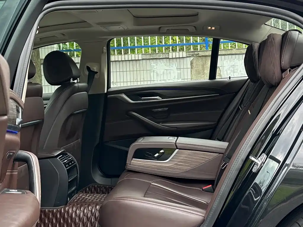BMW 5 Series — миниатюра 10