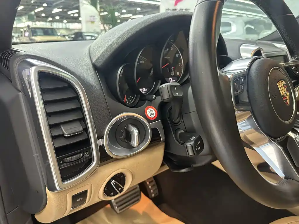 Porsche Cayenne — миниатюра 10