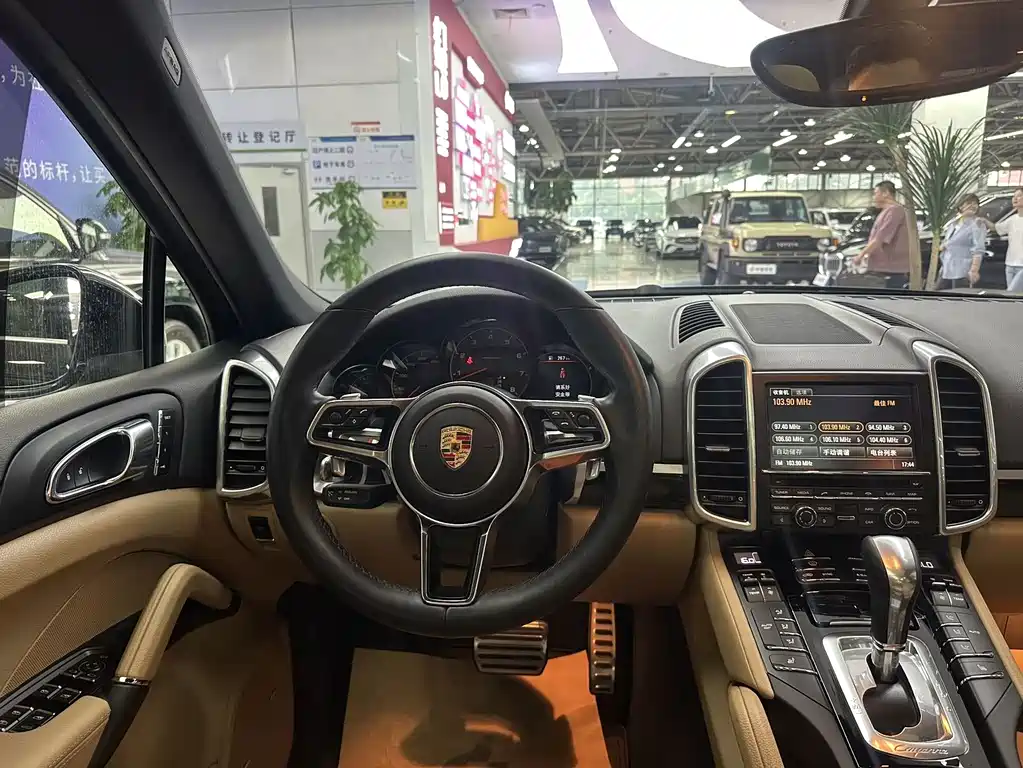 Porsche Cayenne — миниатюра 5