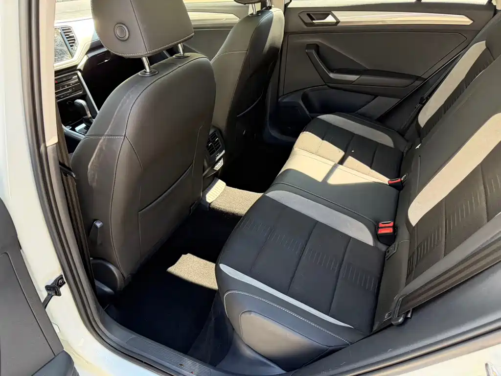 Volkswagen T-Roc — миниатюра 11