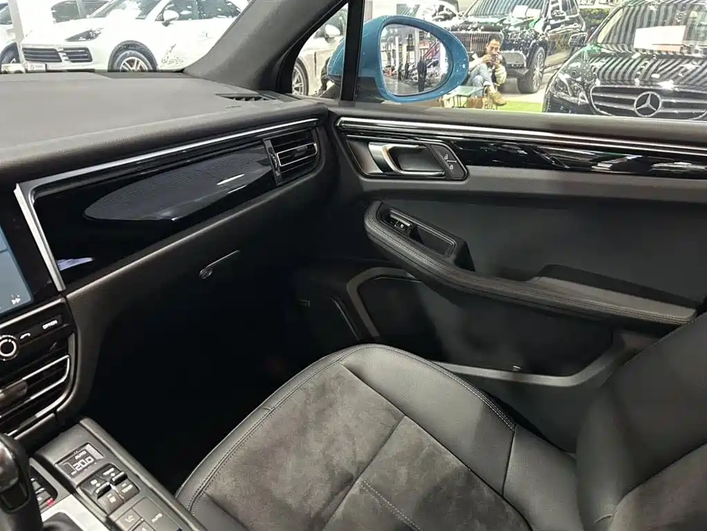 PORSCHE MACAN