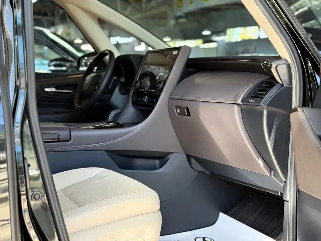 Toyota Alphard — миниатюра 10