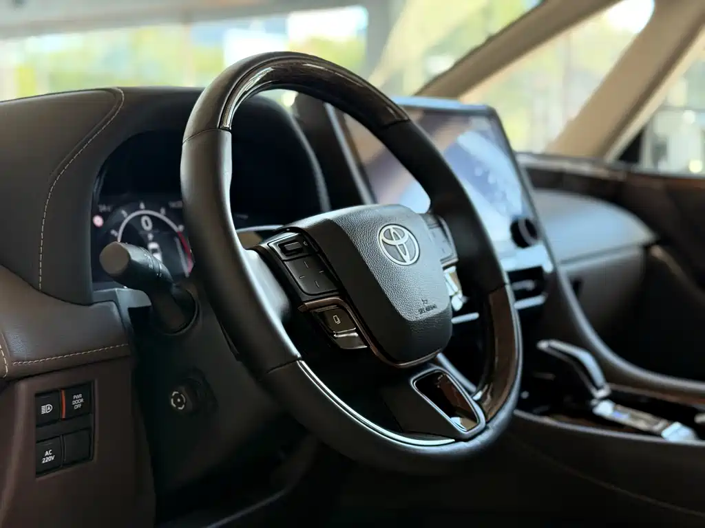 Toyota Alphard — миниатюра 7