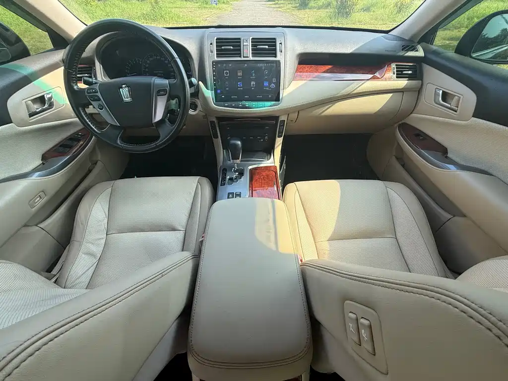 Toyota Crown — миниатюра 13
