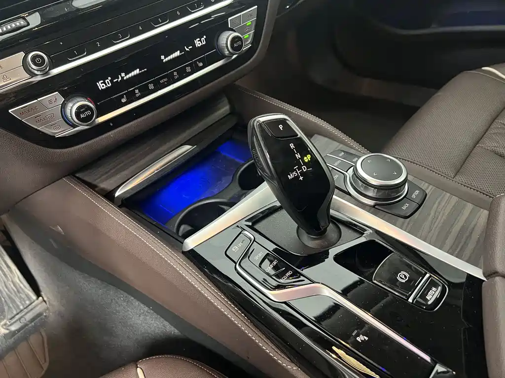 BMW 5 Series — миниатюра 14