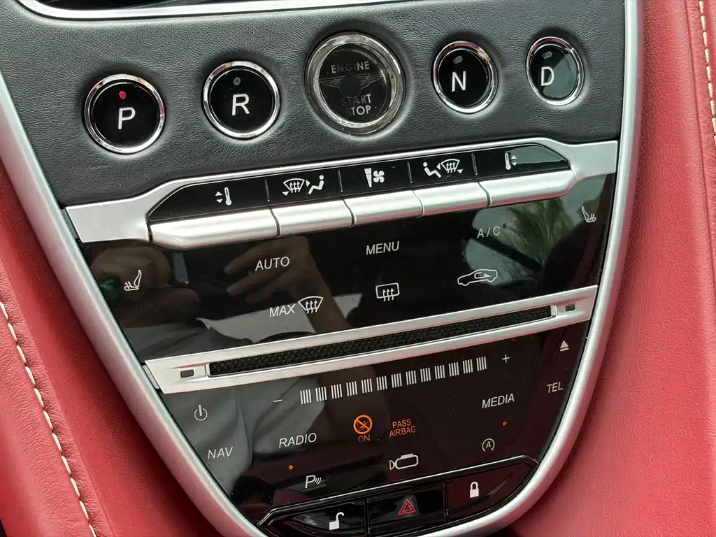 Aston Martin DB11 — миниатюра 12
