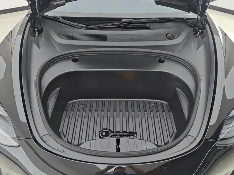Tesla Model 3 — миниатюра 10