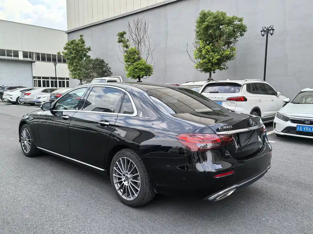 Mercedes-Benz E-Class — миниатюра 7