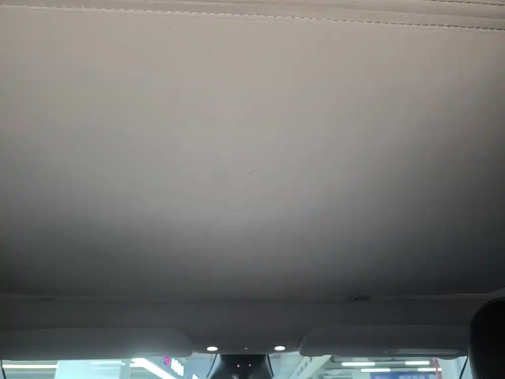 Tesla Model Y — миниатюра 18