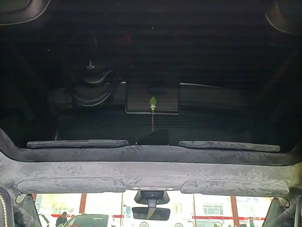 Tesla Model Y — миниатюра 18