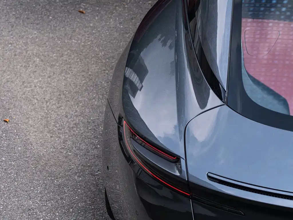 Aston Martin DB11 — миниатюра 5