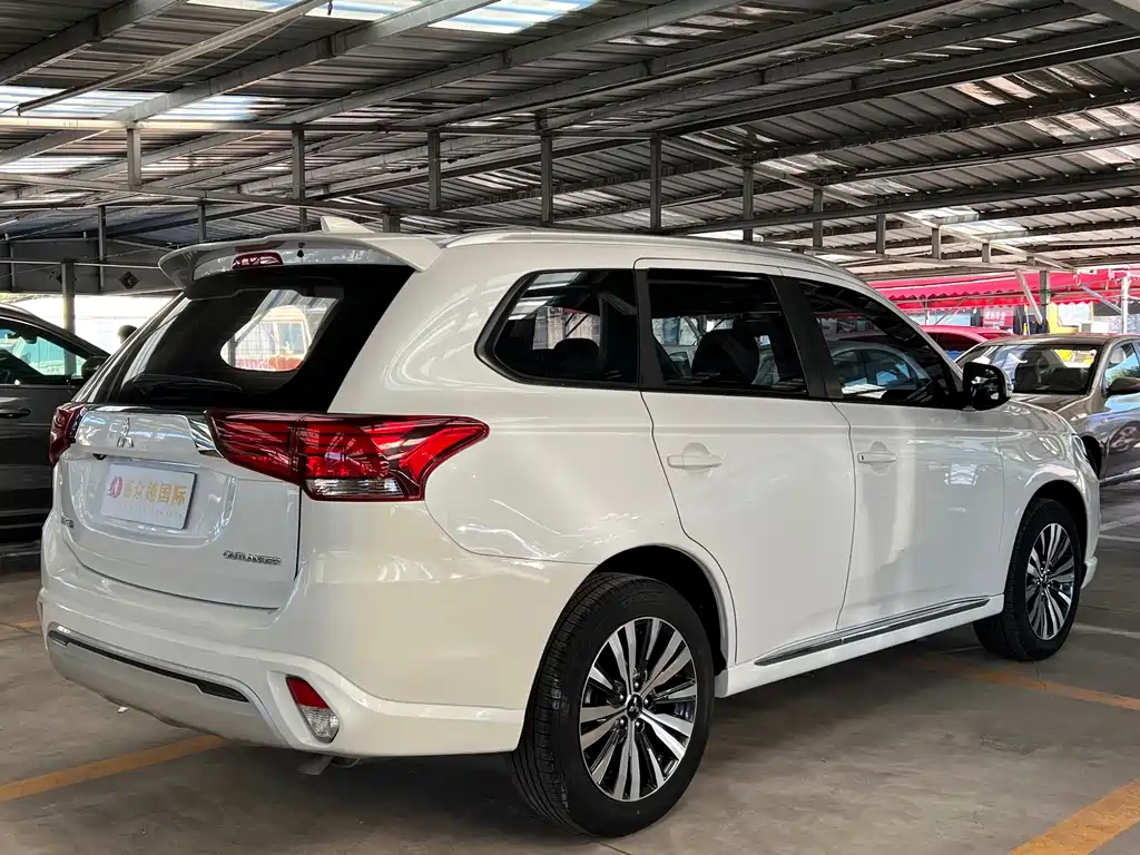 Mitsubishi Outlander — миниатюра 6