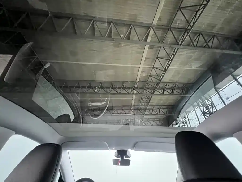 Tesla Model Y — миниатюра 20