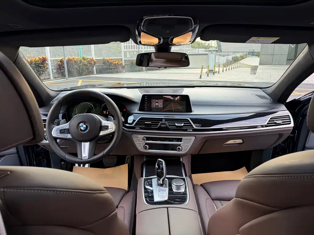 BMW 7 Series — миниатюра 11