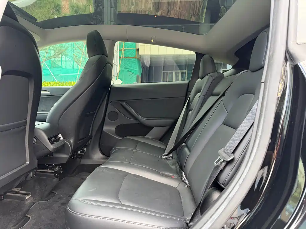 Tesla Model Y — миниатюра 6