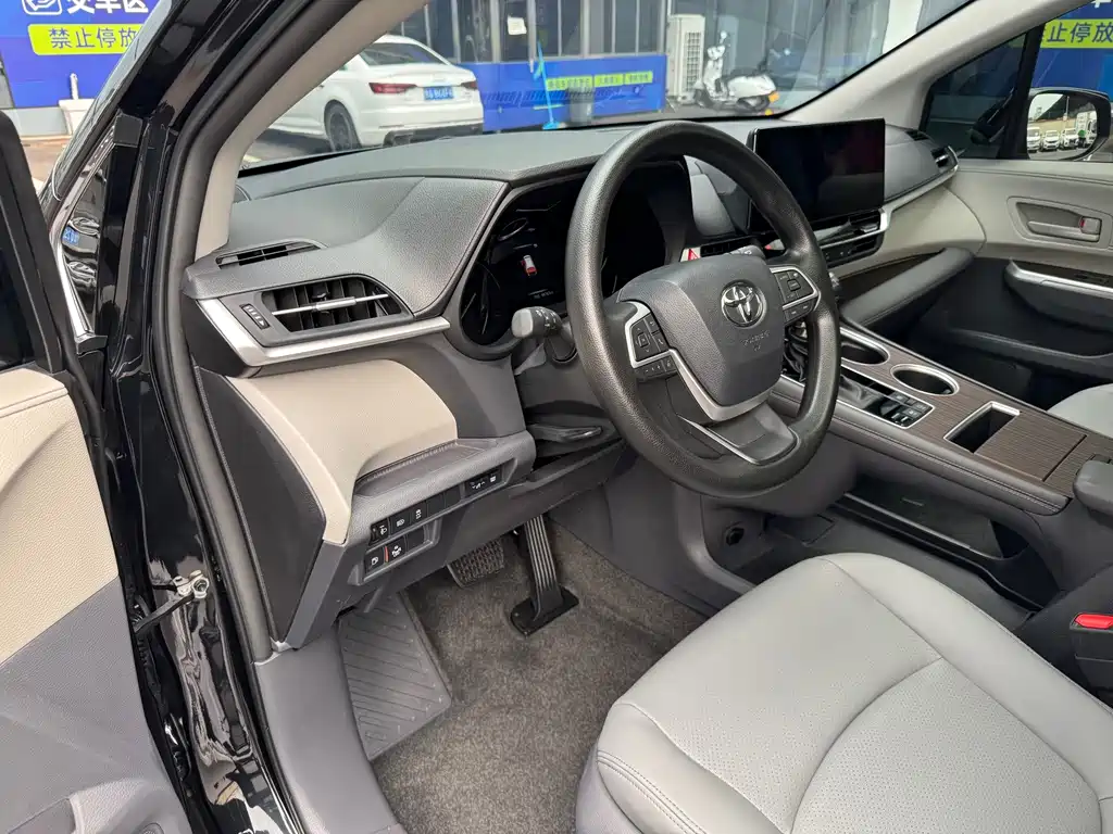 Toyota Granvia — миниатюра 10