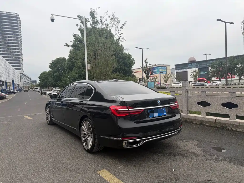 BMW 7 Series — миниатюра 5
