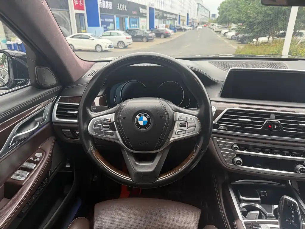 BMW 7 Series — миниатюра 11