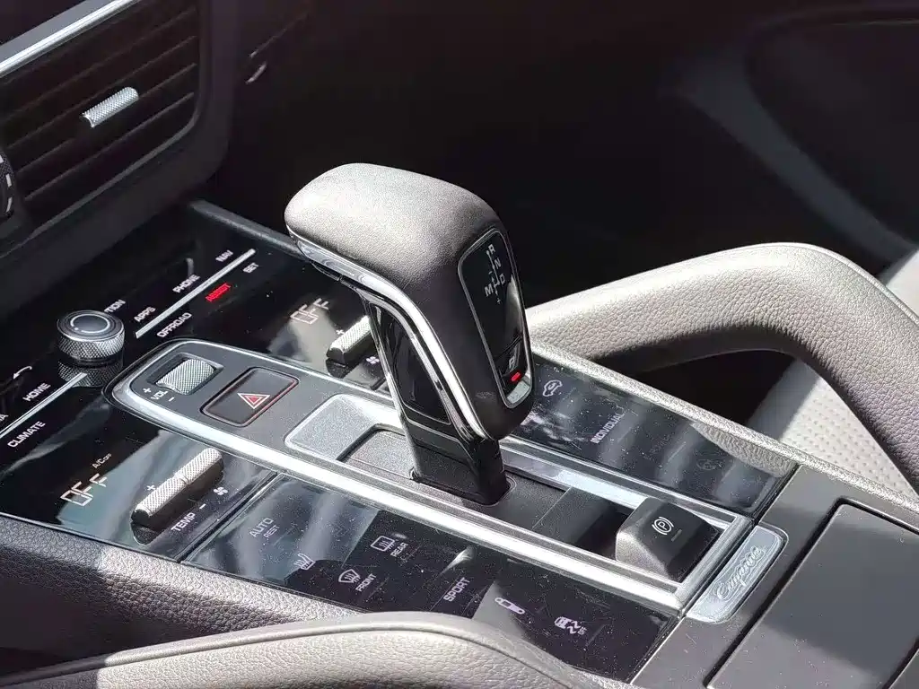 Porsche Cayenne — миниатюра 7