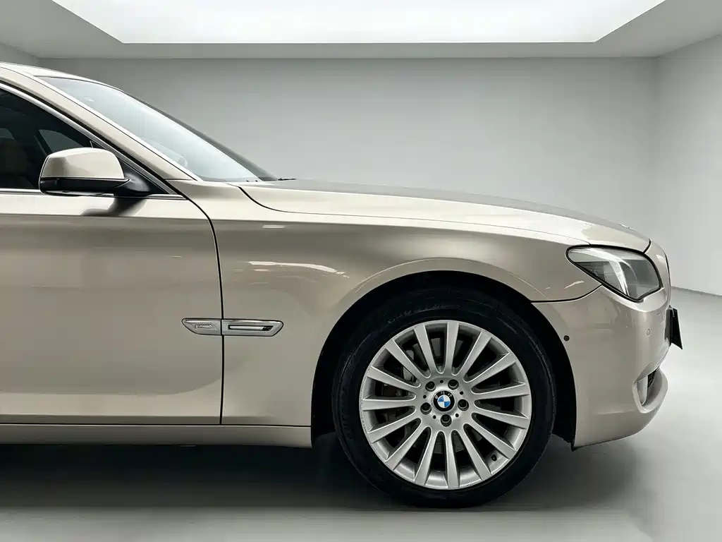 BMW 7 Series — миниатюра 8