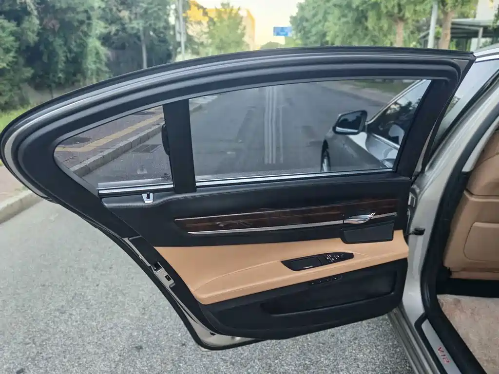 BMW 7 Series — миниатюра 23