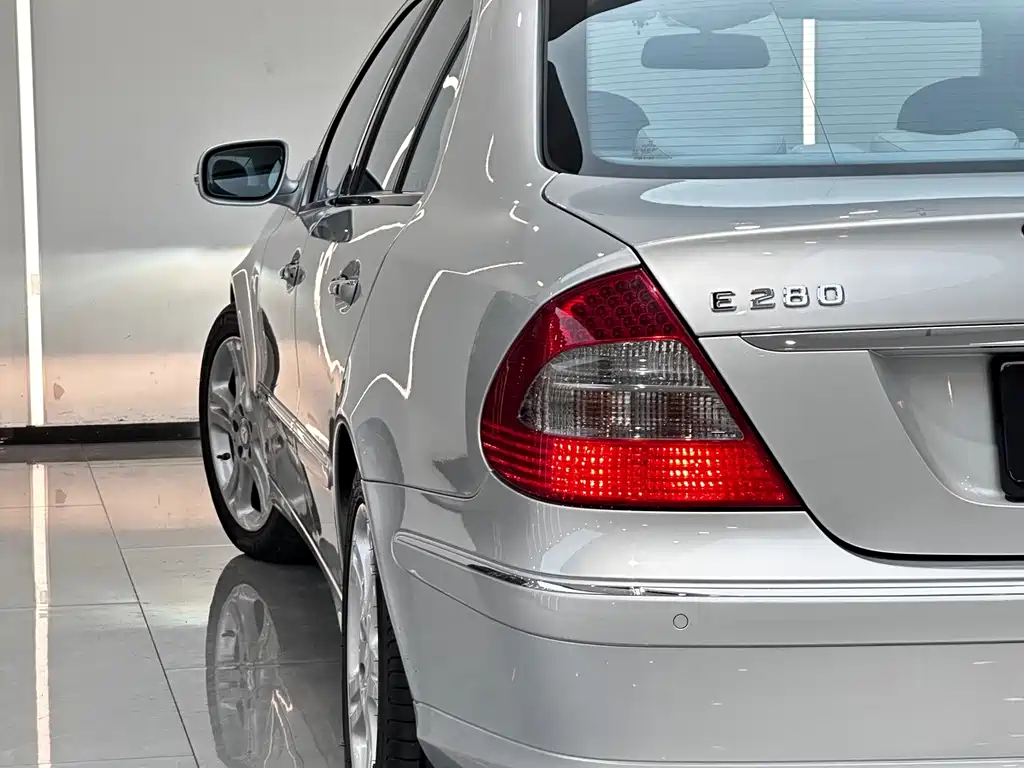 Mercedes-Benz E-Class — миниатюра 6