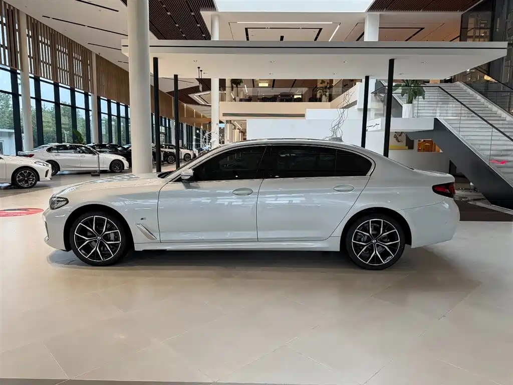 BMW 5 Series — миниатюра 6