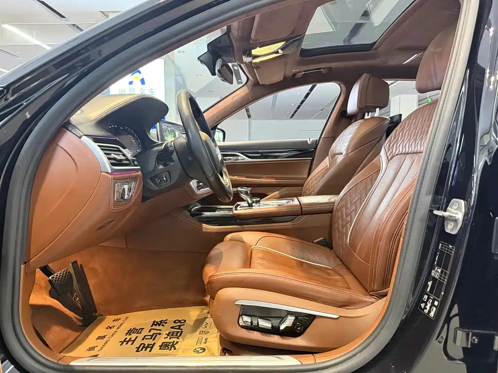 BMW 7 Series — миниатюра 6