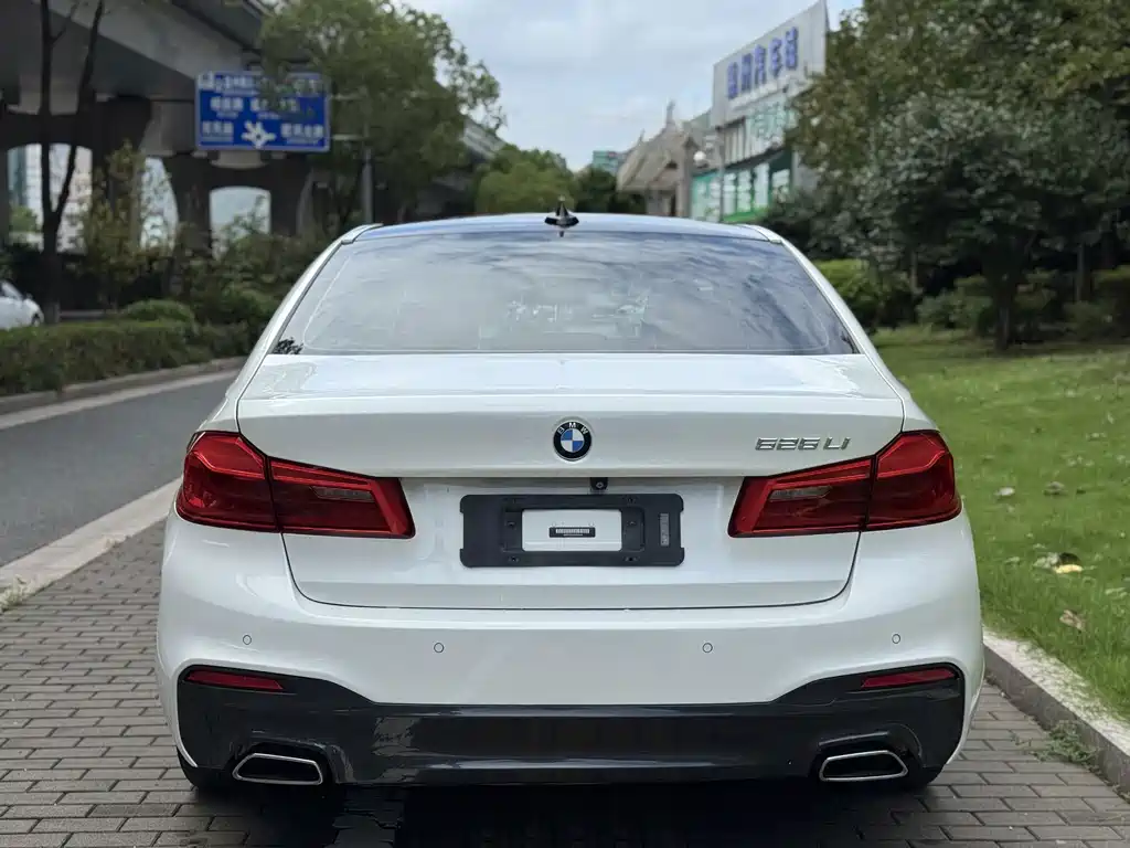 BMW 5 Series — миниатюра 9