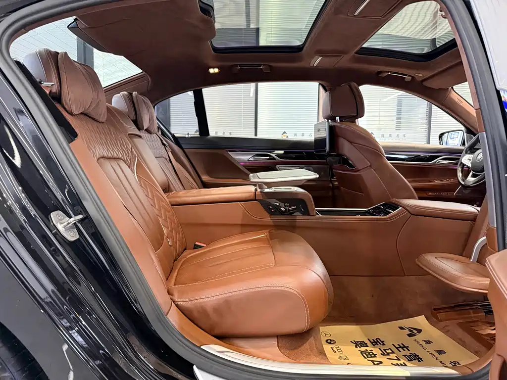 BMW 7 Series — миниатюра 10