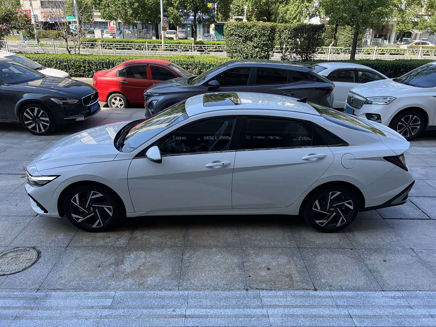 Hyundai Elantra 1.5 л 2025 г. Белый, пробег 10000 км