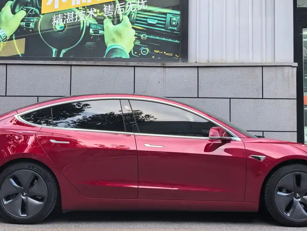 Tesla Model 3 — миниатюра 3